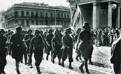 Combatientes españoles, en el desfile para celebrar la liberación de Toulouse, en agosto de 1944. Portan la bandera republicana y visten uniformes confiscados a las tropas alemanas derrotadas. 