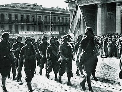 Combatientes españoles, en el desfile para celebrar la liberación de Toulouse, en agosto de 1944. Portan la bandera republicana y visten uniformes confiscados a las tropas alemanas derrotadas. 