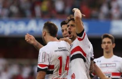 O jogador Rodrigo Caio (falando, ao centro), em uma partida pelo São Paulo.