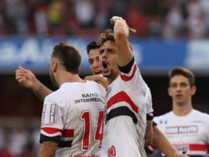 O jogador Rodrigo Caio (falando, ao centro), em uma partida pelo São Paulo.