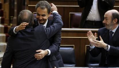 Zapatero y Alonso se funden en un abrazo ante Rubalcaba.