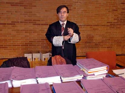 El juez Ángel Dolado se prepara antes de iniciar el juicio civil, en Zaragoza, por el accidente del avión Yak-42.