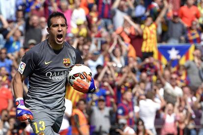 Bravo grita con rabia tras pararle el penalti a Parejo.