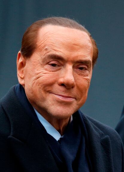 El ex primer ministro italiano Silvio Berlusconi anunció este miércoles haber dado positivo en una prueba de coronavirus practicada tras un viaje a Cerdeña. Por ahora, permanece asintomático y aislado, según su médico, Alberto Zangrillo.