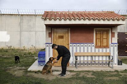 Fernando López junto a 'Sam' y 'Noa' en el centro penitenciario Madrid VI de Aranjuez.