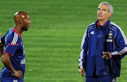 Anelka y Raymond Domenech, durante un entrenamiento de Francia en el Mundial 2010.