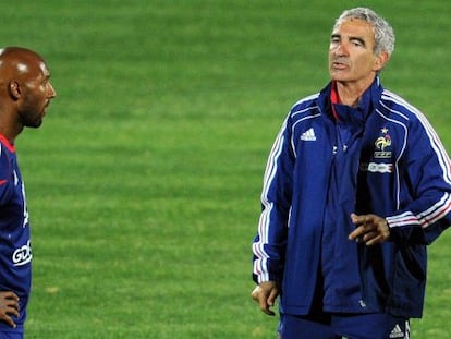 Anelka y Raymond Domenech, durante un entrenamiento de Francia en el Mundial 2010.