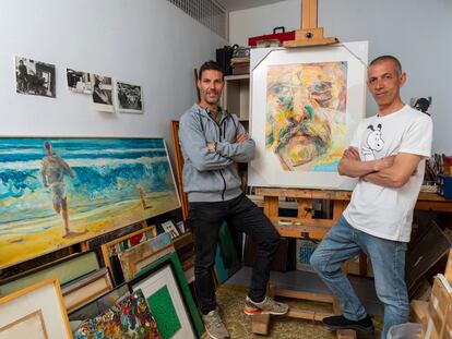José Ramón y Oky Aguirre posan junta a un autorretrato de su padre, Luis Fernando, en Madrid.