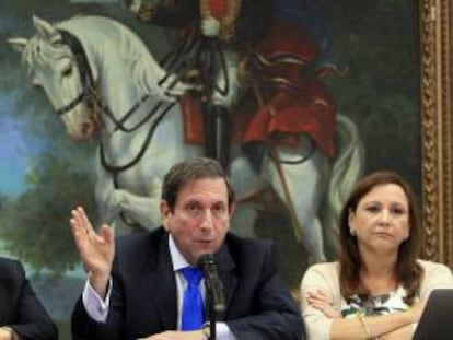 El canciller panameño, Fernando Núñez Fábrega (i), habla junto a la vicecanciller, Mayra Arosemena (d), en una rueda de prensa este 10 de diciembre de 2013, en Ciudad de Panamá.