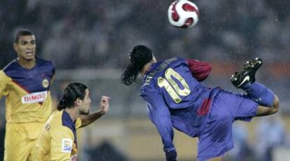 Malabarismo de Ronaldinho en el torneo de 2006, en Yokohama, ante el América.