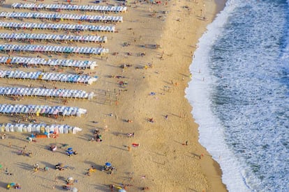 Casetas en la playa de Nazaré, en Portugal.