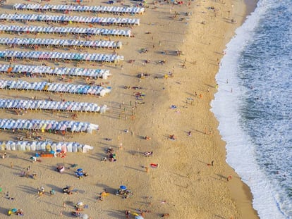 Casetas en la playa de Nazaré, en Portugal.