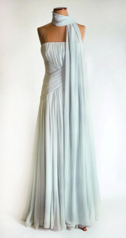 Vestido de chiffon de seda azul, perteneciente a la princesa Diana, subastado en Los Ángeles, y que ha sido vendido por 92.000 euros.