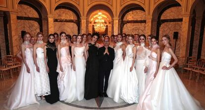 Las modelos de la firma Angel Sanchez, el pasado miércoles en la Barcelona Bridal Night.