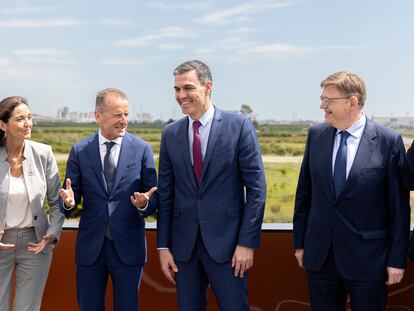 La ministra de Industria, Reyes Maroto, el presidente de Volkswagen, Herbert Diess, el presidente del Gobierno, Pedro Sánchez, y el presidente valenciano, Ximo Puig, este jueves en Sagunto, en los terrenos donde se ubicará la gigafactoría.