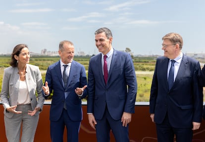 La ministra de Industria, Reyes Maroto, el presidente de Volkswagen, Herbert Diess, el presidente del Gobierno, Pedro Sánchez, y el presidente valenciano, Ximo Puig, este jueves en Sagunto, en los terrenos donde se ubicará la gigafactoría.