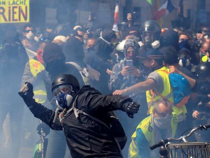 Distúrbios antes da concentração pelo 1 de maio, em Paris.