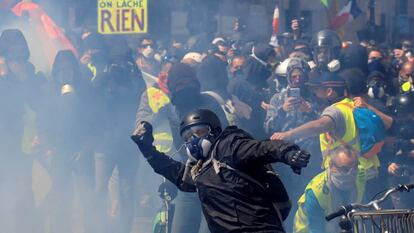 Distúrbios antes da concentração pelo 1 de maio, em Paris.