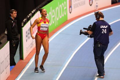 Ana Peleteiro celebra su medalla de bronce en los mundiales de atletismo.