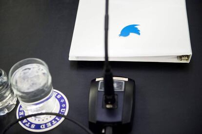 Una carpeta de Twitter durante una audiencia pública.