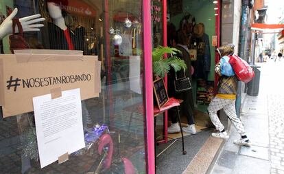 Dos clientes entran en una tienda adscrita a la campaña contra los robos.