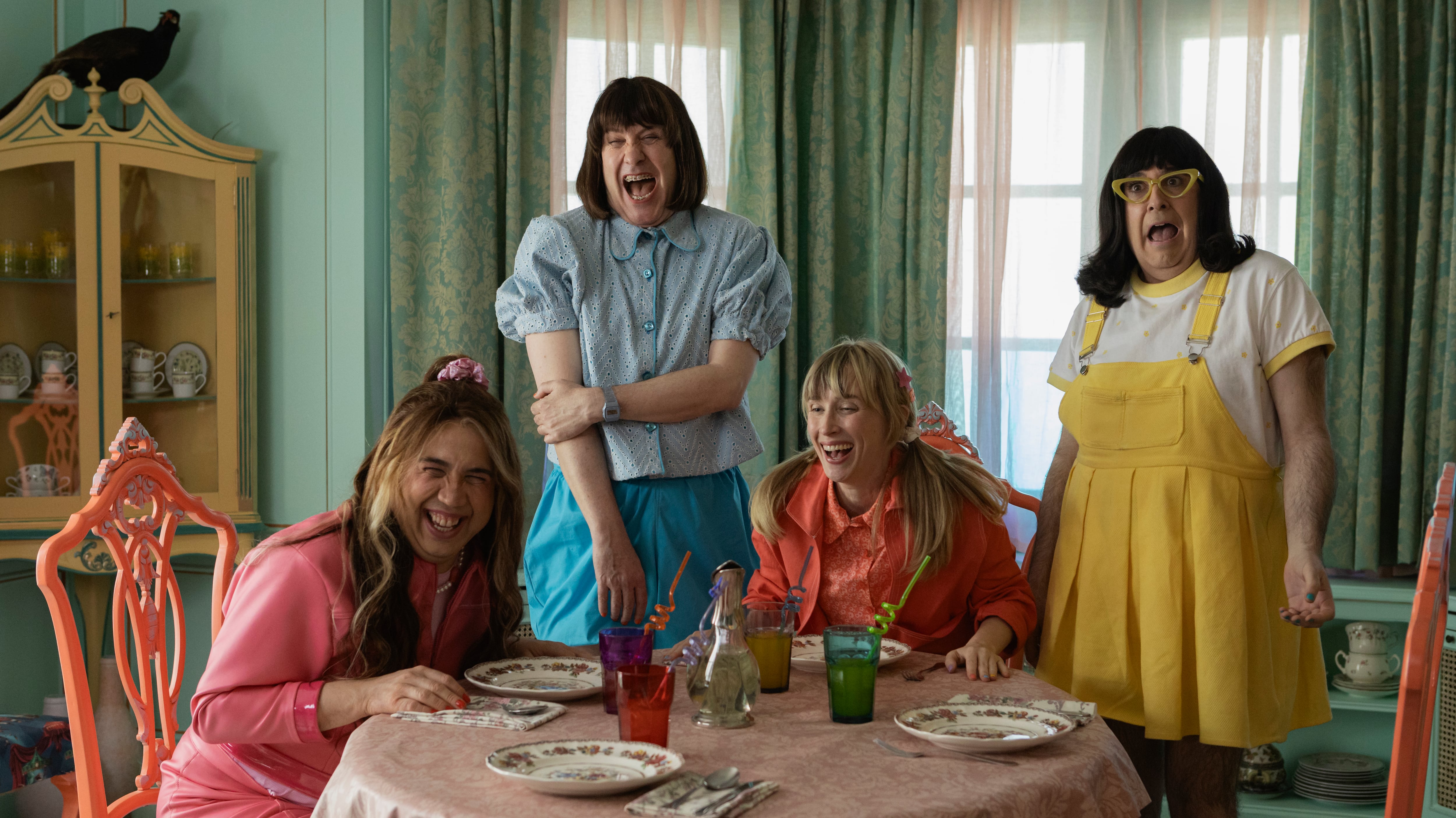 Aníbal Gómez, Joaquín Reyes, Ingrid García-Jonsson y Carlos Areces, en el primer episodio de 'Rafaela y su loco mundo'.