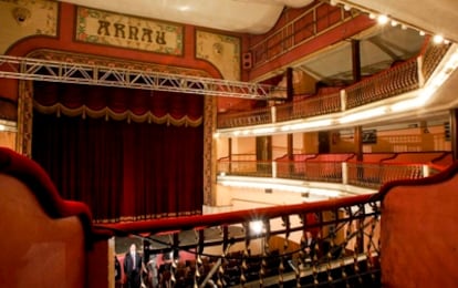 Interior del Teatro Arnau, comprado por el Ayuntamiento de Barcelona.