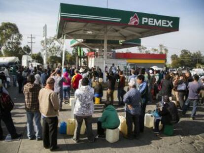 El cierre de tuberías para evitar ordeñas ilegales deja sin combustible a cientos de gasolineras en siete Estados y la capital