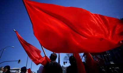 Algunos manifestantes con banderas rojas en la marcha del 1 de mayo, día del trabajador, en Madrid, en 2016.