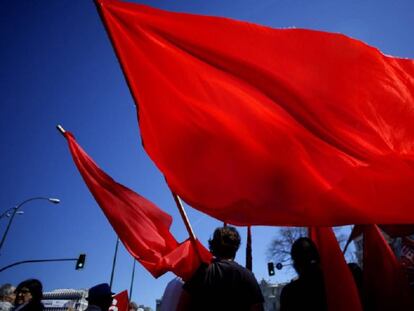 Algunos manifestantes con banderas rojas en la marcha del 1 de mayo, día del trabajador, en Madrid, en 2016.