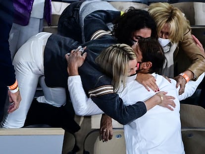 Rafa Nadal se abraza a su hermana, a su mujer y a su madre tras ganar este domingo la final de Roland Garros a Djokovic.