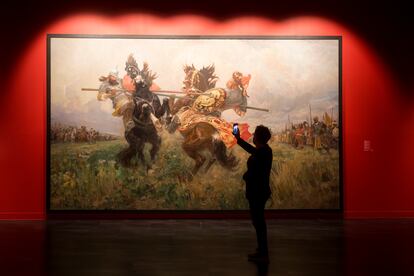 Una persona observa la obra 'Duelo entre Peresvet y Chelubéi' del pintor Mikhail Ivanovich Avilov que forma parte de la exposición 'Guerra y paz en el arte ruso'.