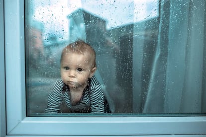 Un bebé observa la tormenta. 