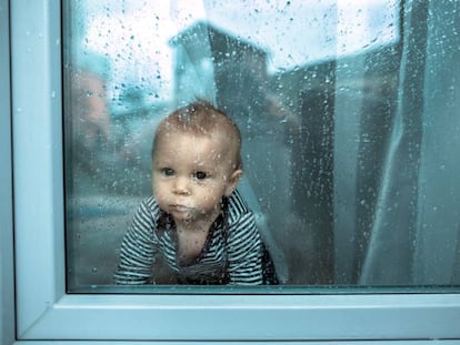 Un bebé observa la tormenta. 