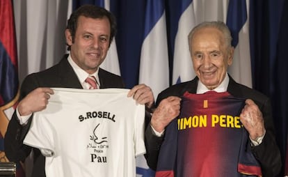 Sandro Rosell junto a Simon Peres.