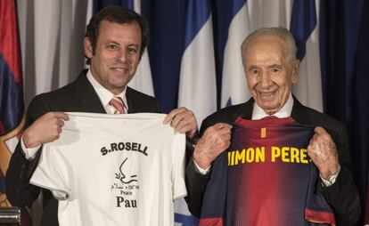 Sandro Rosell junto a Simon Peres.