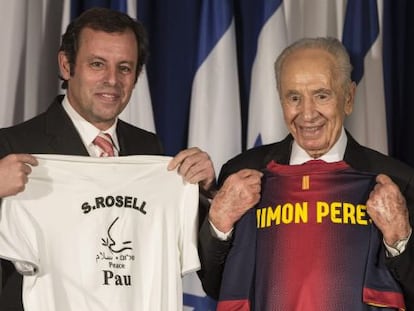 Sandro Rosell junto a Simon Peres.