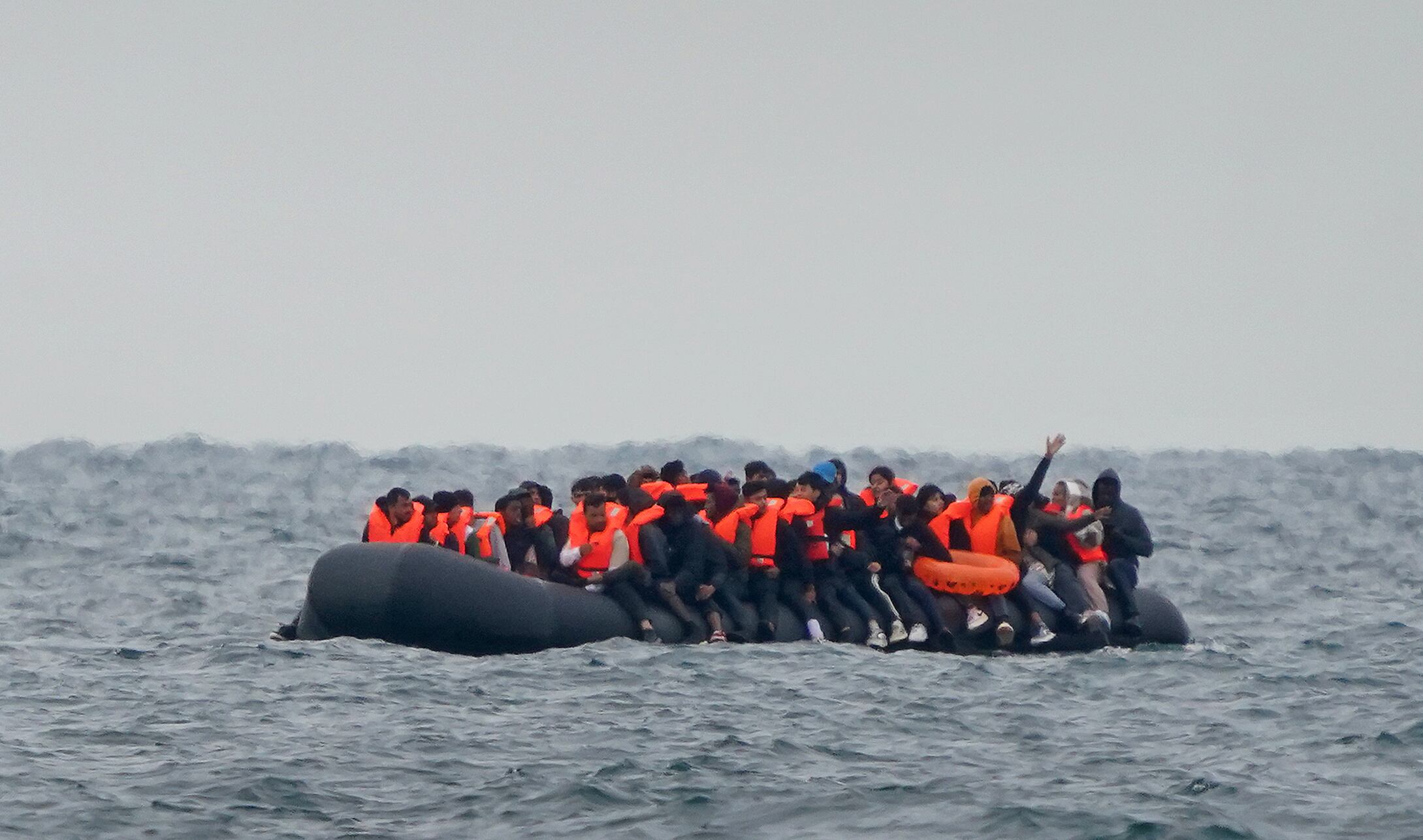 Un grupo de migrantes cruzan el canal de la Mancha en una pequeña embarcación procedente de la costa de Francia, en agosto de 2023.