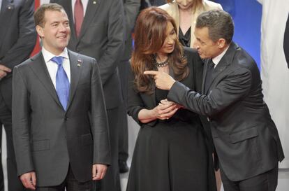Sarkozy y Fernández de Kirchner bromean en presencia de Medvédev, poco antes de posar para la foto de familia.