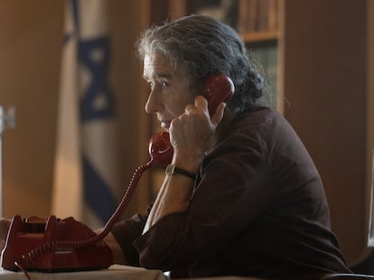 Helen Mirren, caracterizada como Golda Meir, en una imagen de la película 'Golda'.