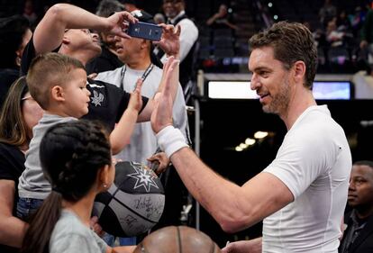 Pau Gasol saluda a varios aficionados este miércoles antes del partido entre San Antonio y Detroit en Texas.