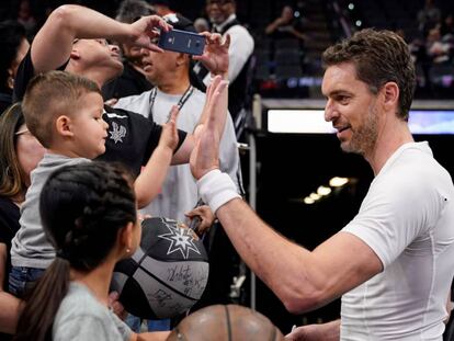 Pau Gasol saluda a varios aficionados este miércoles antes del partido entre San Antonio y Detroit en Texas.