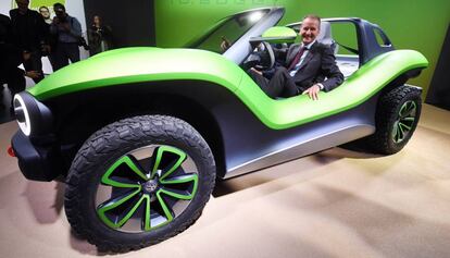 El consejero delegado de Volkswagen, Herbert Diess, sentado en el prototipo de buggie de la marca.