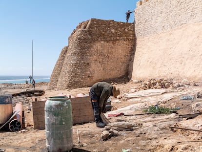 Obras de restauración de la casba de Agadir en 2022, 60 años después de que un terremoto la devastara.