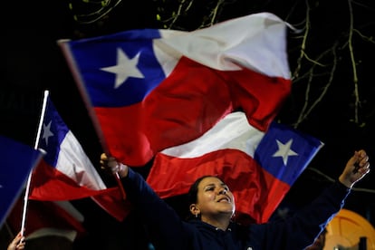 La nueva Constitución fue la salida institucional que la clase política ofreció a Chile para encauzar el malestar tras las revueltas populares de 2019. En la imagen, una simpatizante ondea una bandera de Chile mientras celebra el rechazo a la nueva Constitución en Santiago. 