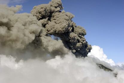Una columna de ceniza y humo del volcán Turrialba.