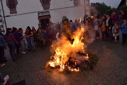 Un niño salta una hoguera de San Juan en Arizcun (Navarra). 