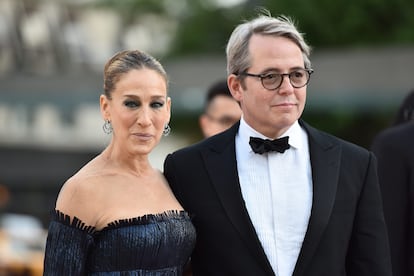 La actriz Sarah Jessica Parker es madre de tres hijos junto al también actor Matthew Broderick: James Wilkie, de 23 años, y unas gemelas, Marion y Tabitha, que nacieron en verano de 2009 en Ohio (EE UU) por vientre de alquiler. Los intérpretes tuvieron que salir en defensa de la gestante de sus gemelos porque los medios descubrieron su identidad y la acosaron y hasta 'hackearon' su móvil, según denunció la protagonista de 'Sexo en Nueva York'.