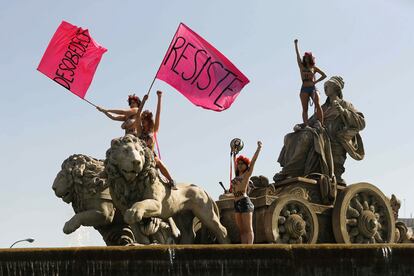 Cuatro activistas de la organización feminista Femen se han manifestado subidas a la estatua de Cibeles, en Madrid, en protesta por la reciente aprobación de la Ley de Seguridad Ciudadana, conocida como 'ley mordaza'.