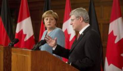 La canciller alemana, Angela Merkel (i) y el primer ministro canadiense, Stephen Harper, durante una rueda de prensa conjunta tras su reunión en el Parlamento de Ottawa, Canadá.